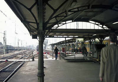 803685 Gezicht op het tweede perron (noordzijde) van het N.S.-station Utrecht C.S. (Stationsplein) te Utrecht.